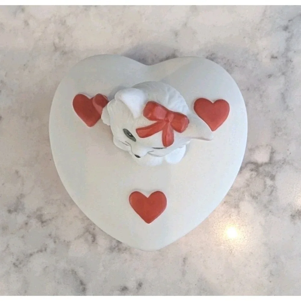 Lefton 1985 Hand Painted Bisque Porcelain Cat Trinket Box With Lid Heart Shaped